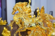 Độc đáo linh vật ngựa mạ vàng 24K hút khách dịp Tết Bính Ngọ 2026