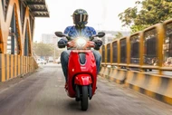Bajaj Chetak C25 - xe máy điện từ 21 triệu đồng, chạy 113 km/sạc