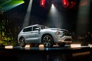 Mitsubishi Outlander PHEV 2026 ra mắt - SUV xăng lai điện từ 1,4 tỷ đồng