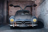 Mercedes-Benz 300 SL Gullwing cũ kỹ đầy bụi này có giá 136 tỷ đồng
