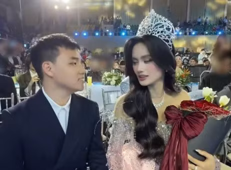 Hoa hậu Ý Nhi gây chú ý khi xuất hiện bên bạn trai