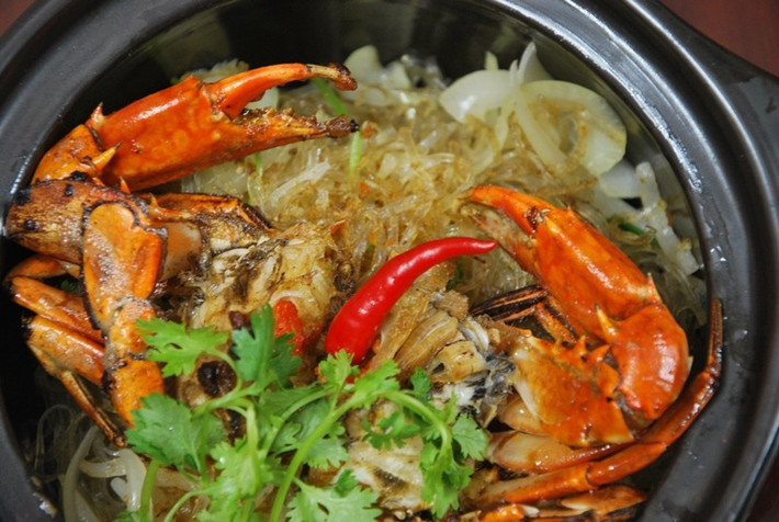 Miến xào cua: Sợi miến xào giòn quyệt với vị ngọt của thịt cua tạo nên sự hấp dẫn cho món ăn này.