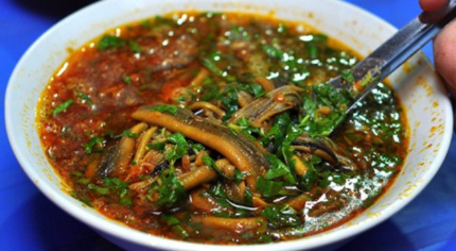 Miến lươn được nhiều người yêu thích bởi vị bùi béo của lươn tươi và các loại rau thơm.
