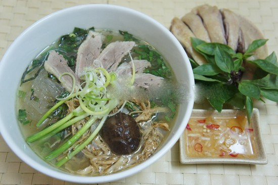 Miến măng ngan: Vị ngọt của nước dùng được tạo nên từ xương cùng nấm hương, măng khô. Món này hợp ăn kèm một số loại rau thơm rất ngon.