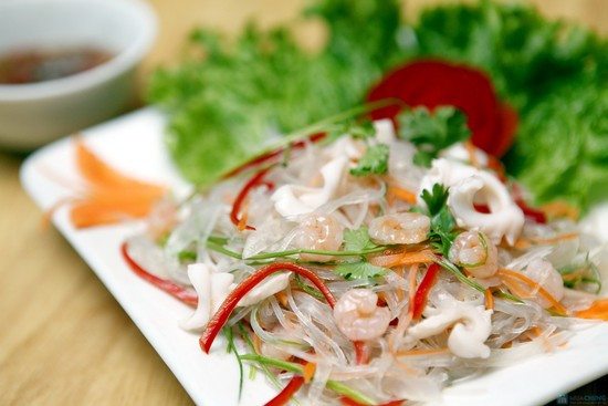 Miến xào hải sản: Bạn có thể xào miến rong với tôm lõn, mực ống và thêm một chút cà rốt cho đẹp mắt.