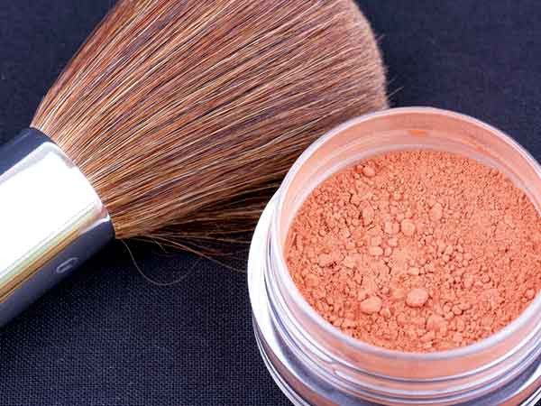 Má hồng: Một chút phấn hồng sẽ giúp bạn thêm rạng rỡ và duyên dáng hơn. Hãy trang điểm má hồng để hoàn thiện vẻ ngoài trước khi đến công sở và hết mình với công việc.