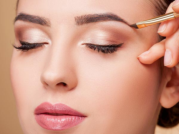 Kẻ mắt: Đừng trang điểm mắt quá đậm vì nó chỉ hợp với những buổi tiệc đêm chứ không phải là môi trường công sở. Tuy nhiên, hãy trang điểm mắt bằng vài bước cơ bản như kẻ viền mắt, chuốt mascara và tạo khối cho lông mày bằng mascara.