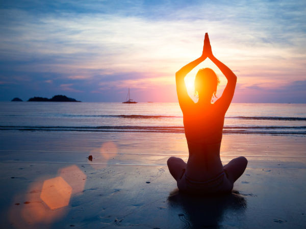 Tập yoga: Những bài tập giúp tinh thần và cơ thể thư giãn giúp ngăn chặn đổ mồ hôi do căng thẳng, từ đó giúp điều trị hôi nách hiệu quả.