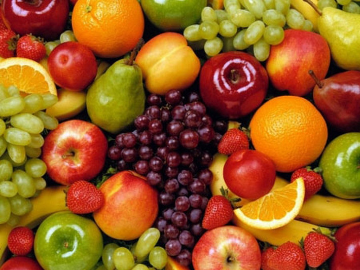 Tăng cường chất xơ và vitamin: Chế độ ăn uống cũng ảnh hưởng không nhỏ đến mùi mồ hôi vì bài tiết mồ hôi là cách cơ thể bài tiết chất độc nạp vào qua đồ ăn thức uống hàng ngày ra bên ngoài. Chế độ ăn uống lành mạnh ăn nhiều trái cây để tăng cường chất xơ và vitamin, rau và các loại ngũ cốc nguyên cám có thể phần nào giúp tình trạng này thuyên giảm.