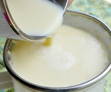Đổ hỗn hợp sữa đậu ra bát, dùng thìa hớt hết bọt, để cho nguội rồi đặt vào tủ lạnh khoảng 3h cho đông lại.