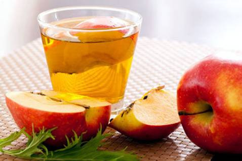Nếu là giấm lên men tự nhiên thì sau một thời gian ngắn sẽ tạo kết tủa và chuyển sang màu đục. Hiện tượng này không xảy ra ở giấm pha axit.