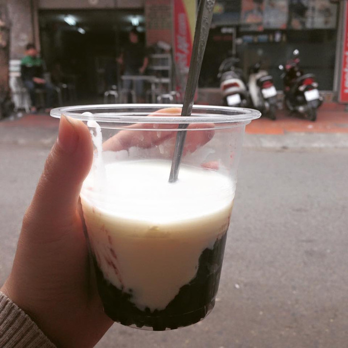 Vị mềm mịn chua mát của sữa chua hòa quyện với nếp cẩm dẻo thơm tạo nên sức hấp dẫn cho món sữa chua nếp cẩm. Ở Hà Nội, địa chỉ bán sữa chua nếp cẩm được yêu thích nhất là ở khu vực Hòe Nhai, Phó Đức Chính. Mỗi phần sữa chua nếp cẩm ở đây có giá khoảng 15 nghìn đồng.