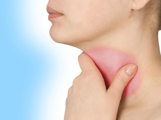 Viêm đường hô hấp: Các nốt đậu mọc sâu trong họng hoặc niêm mạc miệng có thể gây viêm họng, viêm thanh quản.