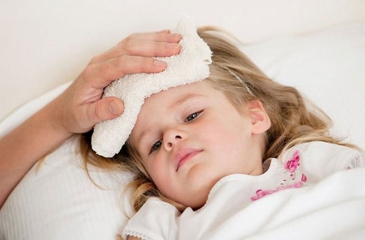 Viêm não: Một trong những biến chứng khác của thủy đậu là viêm não. Tỷ lệ tử vong của những trường hợp bị viêm não do biến chứng của thủy đậu là 5-20%. Kể cả được chữa trị, bệnh vẫn để lại nhiều di chứng nặng nề, gây tổn thương não nghiêm trọng.