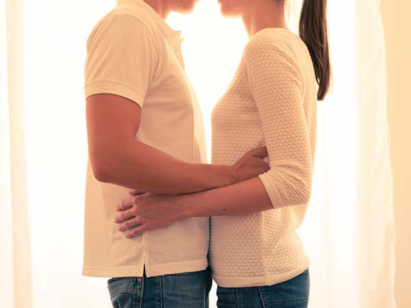 Luôn tìm cơ hội để động chạm vào cơ thể bạn: Người đàn ông thèm khát dục vọng luôn tìm mọi cách để thân mật, gần gũi và động chạm vào phụ nữ. Hãy quan sát hành động của anh ta. Nếu anh ta cố gắng chạm vào bạn mọi lúc mọi nơi, kể cả khi bạn tỏ rõ thái độ không thích thì rất có thể người đàn ông này chỉ muốn “chuyện đó” mà thôi.