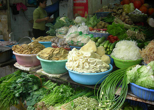 Thực phẩm bẩn là tên gọi chung cho các loại thực phẩm chứa hóa chất hoặc nhiễm vi khuẩn, vi sinh vật trong quá trình sản xuất, vận chuyển, bảo quản cũng như chế biến.
