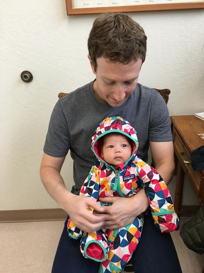 Ông chủ Facebook đưa con gái đi tiêm vaccine. Bé Max ngồi ngoan ngoãn trong lòng bố chờ được bác sĩ khám.