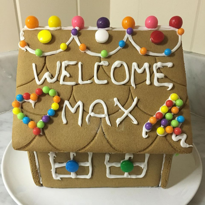 Mark thích thú chia sẻ hình ảnh "ngôi nhà bánh gừng" dành tặng con gái Max nhân dịp Giáng sinh vừa qua.