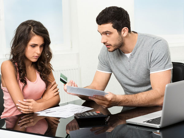 Anh ấy/ cô ấy moi tiền của bạn: Nếu bạn là người giàu có và người yêu bạn lúc nào cũng cố gắng moi tiền của bạn bằng cách quẹt thẻ xả láng hay vòi vĩnh mua những món đồ đắt tiền thì cũng nên suy xét lại mối quan hệ này. Hãy làm một vài phép thử để xem họ yêu bạn hay chỉ yêu tiền của bạn mà thôi. Tình yêu phải xuất phát từ tình cảm chân thành chứ không phải là dùng tiền của người khác để thỏa mãn niềm vui của chính mình.