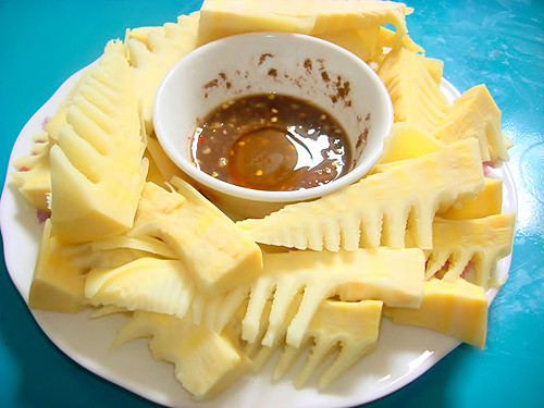 Măng tươi có mùi chua đặc trưng, nước luộc măng cũng có vị hơi chua trong khi đó măng ngâm hóa chất thường mất mùi măng, có mùi hắc và không có vị chua. Ngoài ra, măng tươi sau khi chế biến chín thường có màu vàng tươi hơn măng sống. Ngược lại, măng tẩm hóa chất sau khi chế biến thường có màu nhợt nhạt, vỏ ngoài vàng hơn ruột.