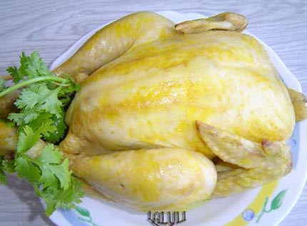 Nếu gà bị nhuộm hóa chất thì da gà sẽ đổi màu, không còn màu vàng đều óng ả như tự nhiên nữa.