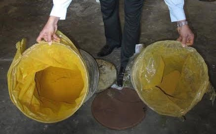 Vàng ô là một trong những hóa chất độc hại, có thể gây bệnh ung thư. Các cơ quan chức năng mới đây liên tục phát hiện nhiều cơ sở sản xuất và chế biến thực phẩm sử dụng chất vàng ô để nhuộm màu vàng cho thực phẩm như măng tươi, thịt gà… Để phân biệt được thực phẩm nhuộm vàng ô gây ung thư, bạn có thể dựa vào các dấu hiệu nhận biết bằng mắt thường dưới đây.