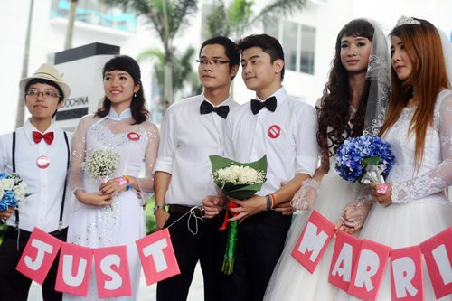 Đỏ mặt khi được nam giới khen ngợi: Những người đàn ông bình thường hay bị đỏ mặt khi được phụ nữ khen ngợi và ngược lại, những chàng “gay” lại hay đỏ mặt khi nhận lời khen từ các trai đẹp. Bạn nên chú ý đến đặc điểm này nếu nghi ngờ giới tính của bạn trai.