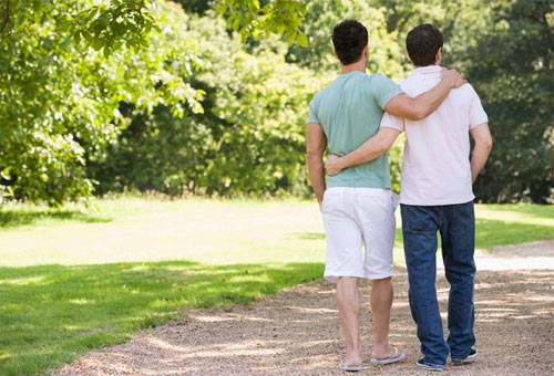 Nếu một chàng trai hẹn hò với bạn đã lâu nhưng chẳng mảy may có ham muốn “đụng chạm” dù là ôm hôn thì bạn nên xem xét các dấu hiệu sau đây để xem có phải mình đang yêu nhầm một người đàn ông đồng tính hay không.