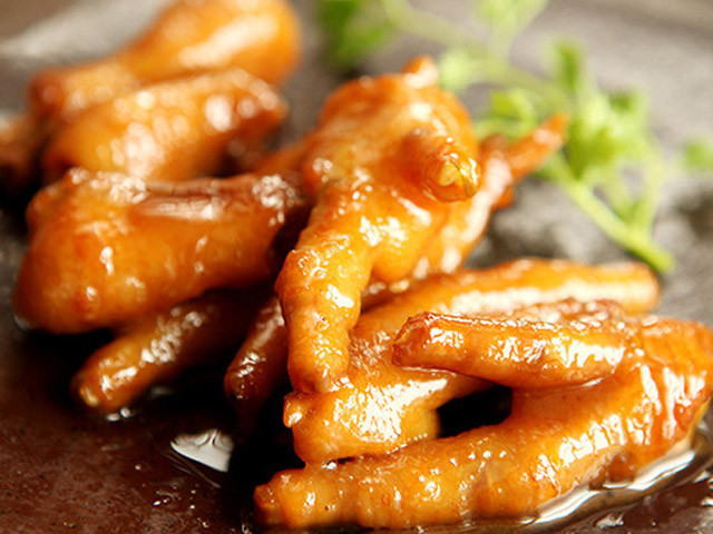 Bước 4: Đổ chân gà chiên vào đảo khoảng 10 phút cho ngấm.