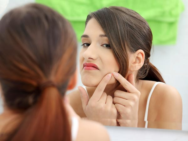 Trị mun: Đắp mặt nạ socola trong 15 phút rồi massage với sữa lạnh là cách nhiều người thực hiện để trị mụn. Bạn có thể để sữa khô tự nhiên trên mặt rồi rửa sạch bằng nước lạnh.