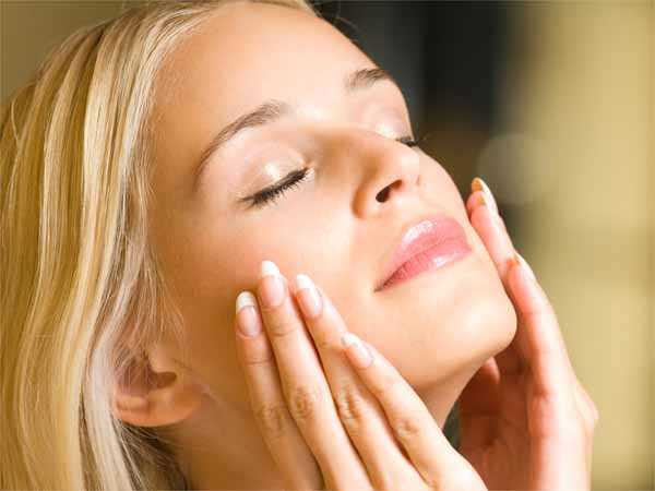 Dưỡng ẩm: Socola giúp dưỡng ẩm cho da. Chỉ cần bôi một lớp mỏng socola lên da, chờ khô và dùng một chút sữa lạnh để massage trên bề mặt da trong 10 phút, bạn sẽ có làn da mềm mịn như ý.