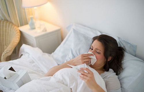 Giai đoạn thứ nhất của bệnh thủy đậu, bệnh nhân có biểu hiện sốt, đau đầu, uể oải, chán ăn. Sau 10 – 20 ngày ủ bệnh, người mắc thủy đậu mới có dấu hiệu sốt cao 38 – 39 độ C, đau đầu, uể oải, chán ăn, viêm họng đỏ và có hạch sau tai.