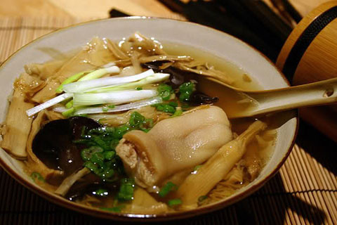 Món canh: Có rất nhiều sự lựa chọn cho món canh như canh măng, canh mọc thả, canh xương sườn, canh bóng…