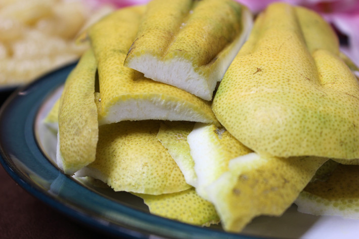 Bước 3: Vỏ bưởi, cam, chanh cắt thành miếng bằng hai đốt ngón tay.