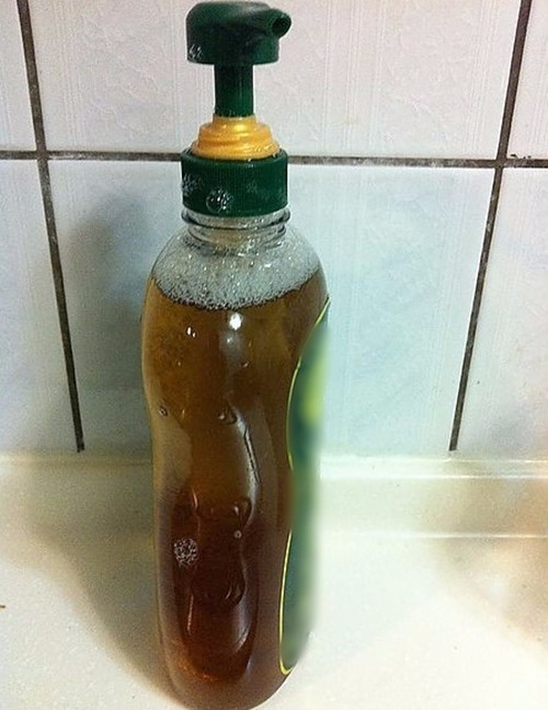 Bước 5: Sau khi đun, đổ qua rây lọc để bỏ bã đi, đổ vào chai dùng dần.