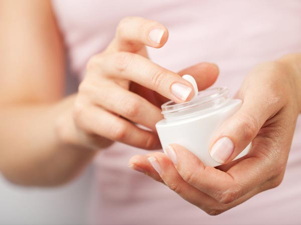 Kiểm tra cách thành phần của đồ trang điểm trước khi sử dụng: Hãy loại bỏ các loại đồ trang điểm có chứa paraben, sunfat, axit lauric… vì đó là nguyên nhân gia tăng dầu và gây mụn.