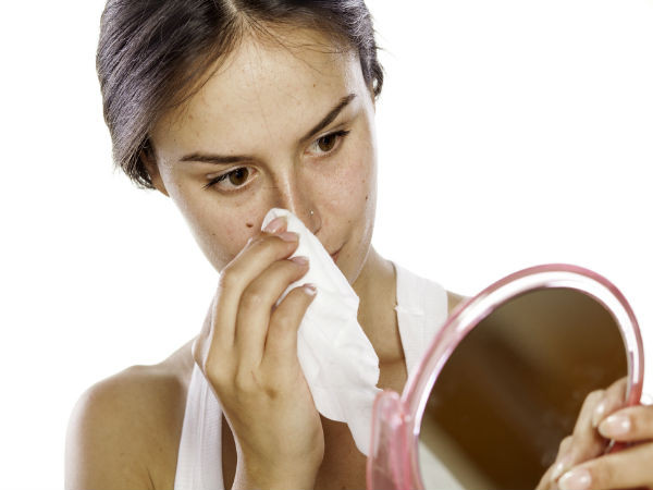 Tẩy trang thật kỹ: Trước khi đi ngủ, hãy tẩy trang thật kỹ để da được nghỉ ngơi thực sự. Ngoài ra, bạn nên uống đủ nước và ngủ đủ giấc để chăm sóc da mụn từ bên trong.
