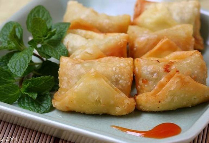 Há cảo chay chiên: Với phần nhân là các loại rau củ quả bọc ngoài vỏ há cảo chiên giòn tan, há cảo chay chiên là món vừa ngon vừa đẹp cho mâm cỗ chay ngày rằm.