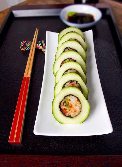 Dưa leo nhồi cơm thập cẩm: Bằng cách nhồi cơm trộn với các loại rau củ vào ruột dưa leo và cắt thành từng khoanh vừa ăn, bạn đã có món dưa leo nhồi cơm thập cẩm vừa ngon, giòn, thanh mát, lạ miệng và rất đẹp mắt.