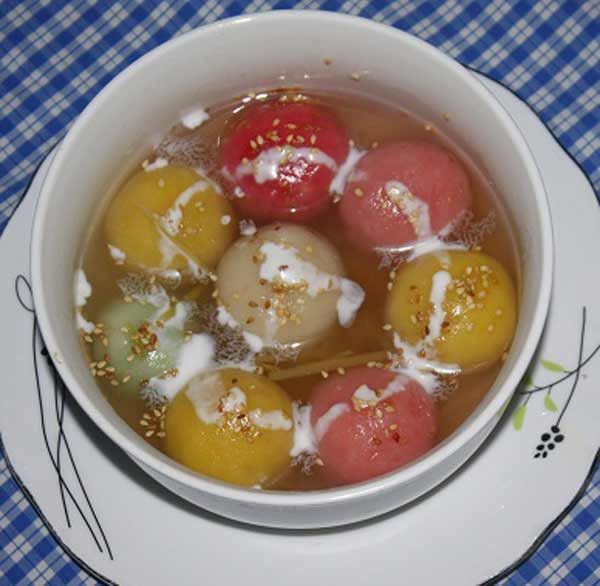 Chè: Trong ngày rằm tháng Giêng, nhiều gia đình thêm vào món bánh trôi (chè trôi nước) với ý nghĩa cầu mong mọi việc hanh thông, trôi chảy, hạnh phúc tròn đầy. Ngoài ra, chè kho, chè đỗ, chè bà cốt… cũng là những món tráng miệng thường thấy ở mâm cỗ chay.