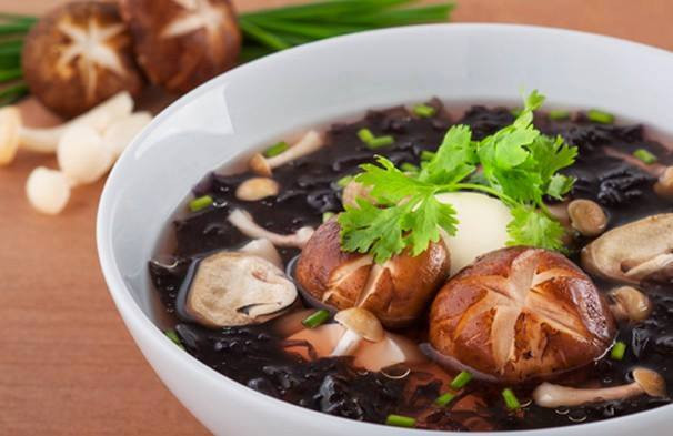 Canh nấm rong biển: Món này được làm từ các nguyên liệu gồm lá rong biển tươi, đậu hũ non, nấm rơm rất bổ dưỡng.