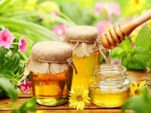 Công thức 1: Một muỗng canh gel nha đam, một muỗng canh mật ong, một muỗng canh sữa, vài giọt nước hoa hồng và một nhúm bột nghệ. Hãy trộn đều tất cả các thành phần này để làm mặt nạ điều trị nếp nhăn. Đắp lên mặt trong 20-25 phút rồi rửa sạch bằng nước ấm.
