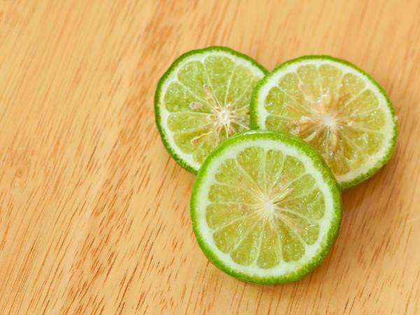 Công thức 8: Một muỗng canh gel nha đam và hai muỗng canh nước cốt chanh. Nhẹ nhàng bôi hỗn hợp này lên mặt hoặc những vùng da bị nếp nhăn trong 20 phút và rửa sạch bằng nước ấm. Sau vài lần thực hiện, bạn sẽ thấy tiến triển trông thấy.