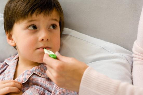 Sốt siêu vi: Sốt siêu vi hay còn gọi là sốt virus là một trong những bệnh dễ lây truyền trong thời tiết độ ẩm tăng cao. Biểu hiện của bệnh là sốt cao từ 39-40 độ, người mệt mỏi trong thời gian dài.