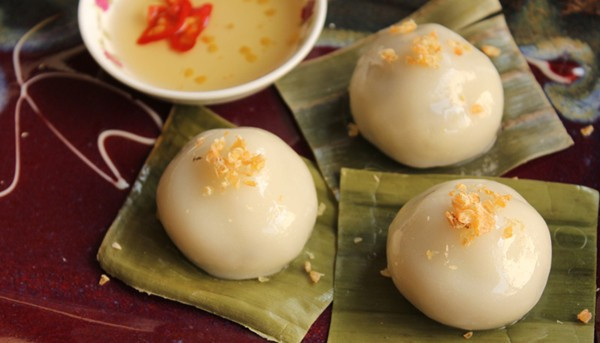 Bánh ít chần có nguồn gốc từ miền Trung và có nguyên liệu cũng như cách thực hiện gần giống như bánh nếp của người miền Bắc. Thay vì bọc trong lá chuối như bánh nếp, bánh ít chần chỉ được lót một lớp lá và đem hấp trực tiếp trên chõ. Bánh ít trần được làm nhỏ hơn bánh nếp và có tạo hình tròn.