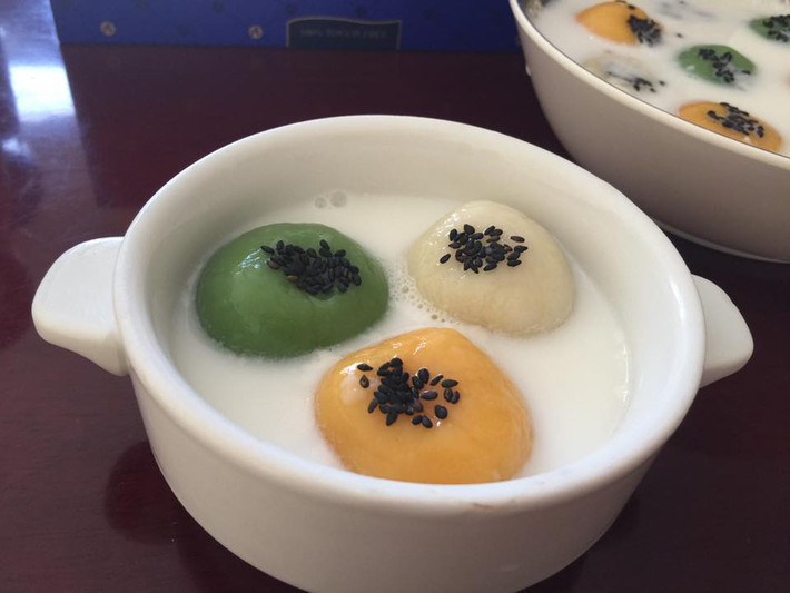 Bánh chay cũng là món ăn không thể thiếu trong tết Hàn thực 3/3. Bánh chay theo truyền thống được làm bằng cách vê tròn bột gạo nếp với nhân đỗ xanh xào đường, dừa rồi chan nước đường hoặc nước bột sắn dây quấy chín.