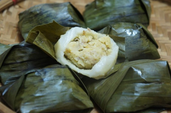 Cùng nguyên liệu là bột gạo nếp và đậu xanh, bạn cũng có thể làm món bánh nếp. Thay vì luộc và chan nước đường như bánh chay, bánh này được gói bằng lá chuối và nấu chín bằng phương pháp hấp cách thủy. Nếu không thích ăn ngọt, bạn cũng có thể trộn đậu xanh giã nhuyễn với muối, thịt ba chỉ để làm nhân mặn.