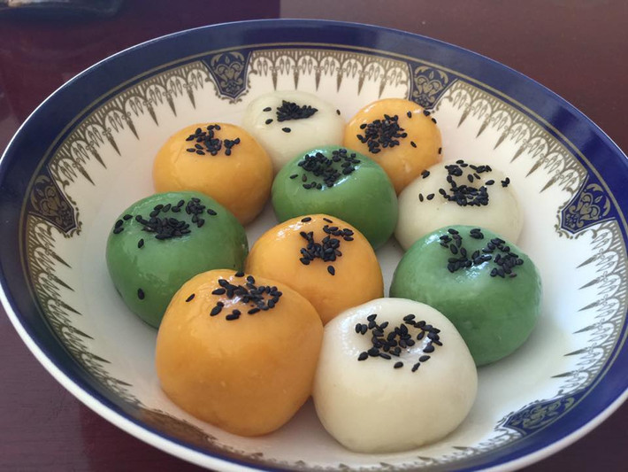 Bánh trôi: Cùng với bánh chay, đây là món ăn không thể thiếu để dâng lên bàn thờ ngày Tết Hàn thực 3/3 theo truyền thống của người Việt. Cách thực hiện món ăn này rất đơn giản, chỉ cần viên tròn bột nếp bọc ngoài viên đường mật ở trong và đem luộc chín là hoàn thành. Bạn có thể biến tấu món bánh trôi truyền thống thành nhiều màu sắc khác nhau với màu thực phẩm hoặc nước cốt của một số nguyên liệu tự nhiên.
