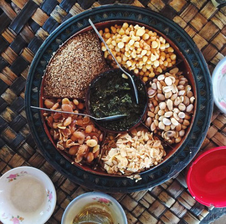 Salad lá trà: Ở Myanmar, món salad lá trà được làm từ lá trà có vị chua, đắng trộn với bắp cải thái sợi, cà chua, đậu, các loại hạt, tỏi, ớt. Món ăn này thường là món khai vị hoặc dùng với cơm.