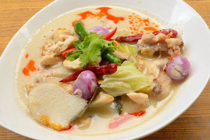 Tom Kha Kai: Súp gà dừa là món ăn vượt thời gian ở Thái Lan, với hương vị đậm đà, độc đáo kết hợp từ riềng, sả và lá chanh.